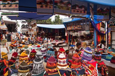 Renkli Tekstil durak şapkalı piyasada popüler Otavalo, Ecuador