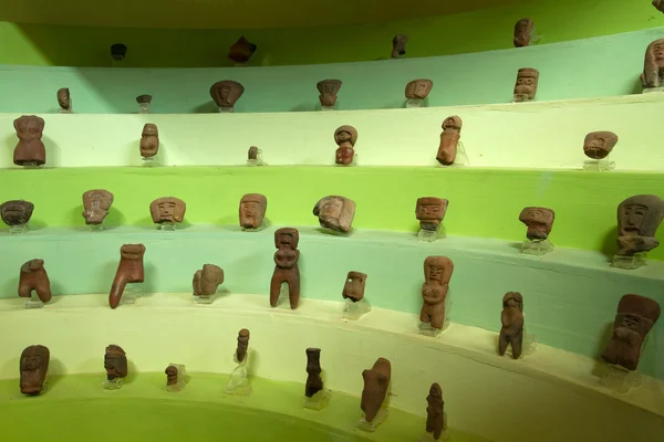 Keramische beeldjes in een museum, Santa Elena, Ecuador — Stockfoto