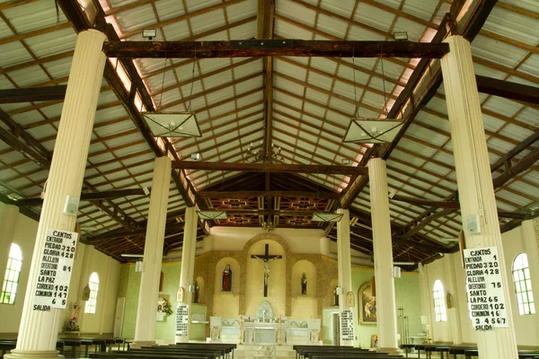 Interiores da igreja católica na região costeira de Santa Elena . — Fotografia de Stock