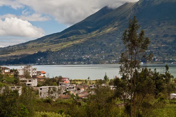 Prachtige landschap van San Pablo meer met de vulkaan Imbabura op de achtergrond — Stockfoto