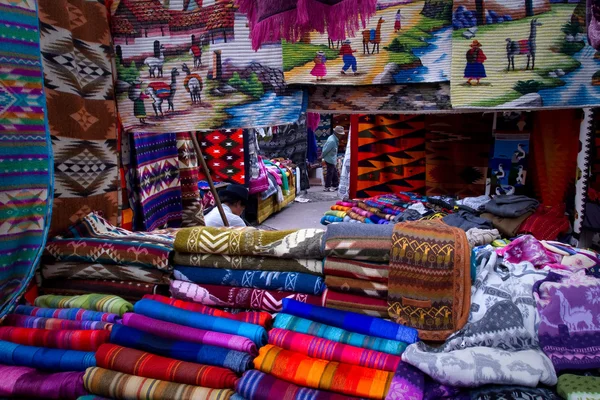 Colorido puesto textil en el popular mercado de Otavalo, Ecuador —  Fotos de Stock