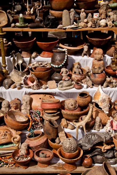 Стол с местными фигурками керамики на популярном рынке Отавало, Эквадор — стоковое фото
