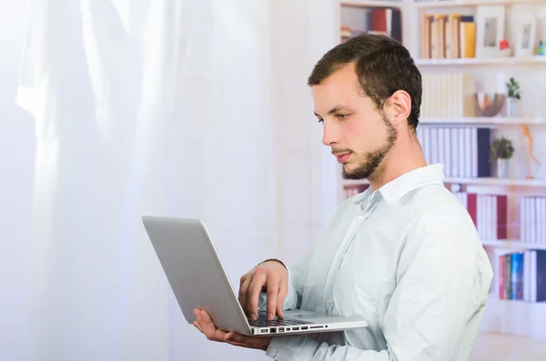 Junger Mann mit Laptop — Stockfoto