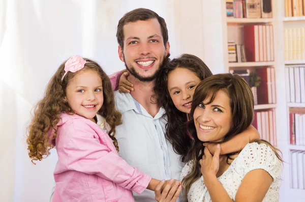 Süße Familie mit zwei kleinen Mädchen posiert — Stockfoto