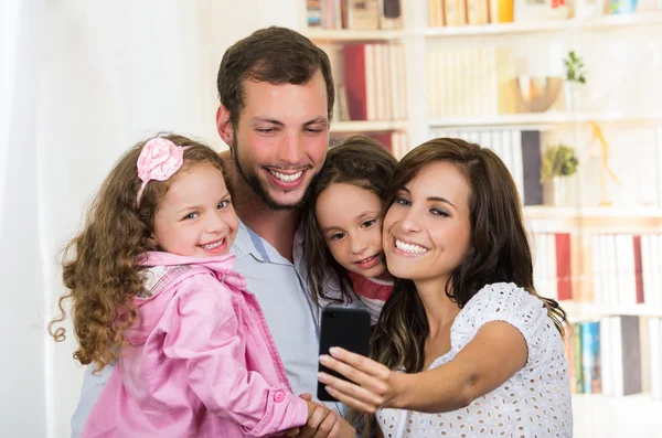 Söt familj med två små flickor tar ett selfie Foto — Stockfoto