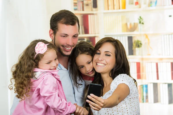 Söt familj med två små flickor tar ett selfie Foto — Stockfoto