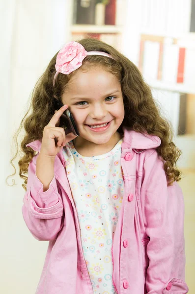 Mignonne petite fille en utilisant téléphone portable — Photo