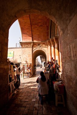 Kültürel ve tarihi dönüm noktası Katedrali Cuenca, Ekvador girişinde yanında tanımlanamayan sokak satıcıları