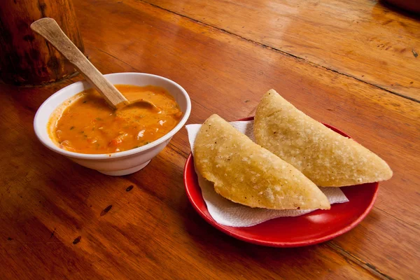 Morocho empanadas подається з соусом Чилі — стокове фото