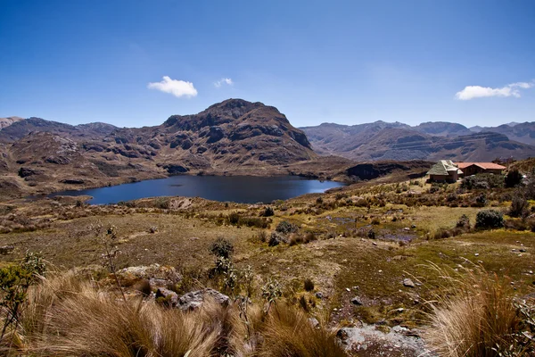 Laguna en Parque Nacional Cajas, Azuay, Ecuador . — Foto de Stock