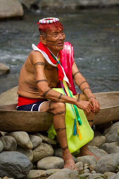 サント ・ ドミンゴ ・ デ ・ ロス Tsachilas、エクアドルの先住民のグループからシャーマン — ストック写真