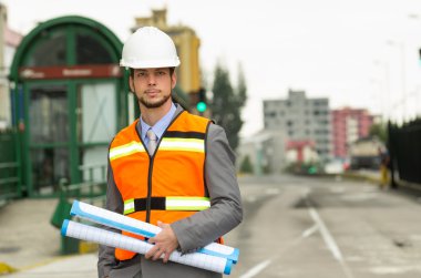 genç yakışıklı mimar bir inşaat denetleme