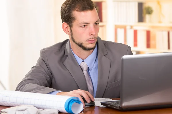 Junge hübsche Architektin arbeitet in einem Büro — Stockfoto