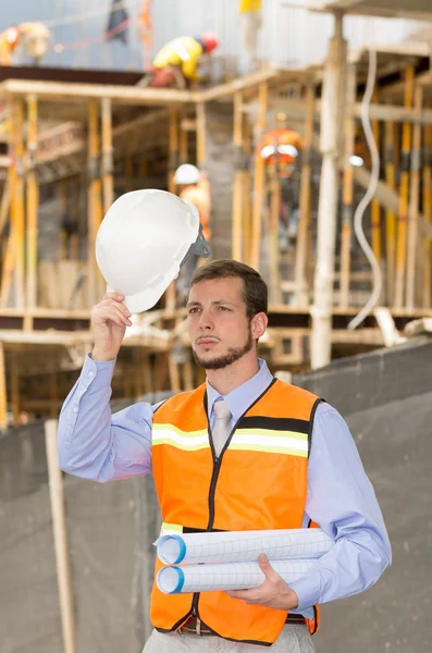 Jeune beau architecte supervisant une construction — Photo