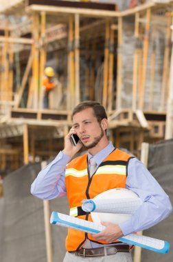 genç yakışıklı mimar bir inşaat denetleme