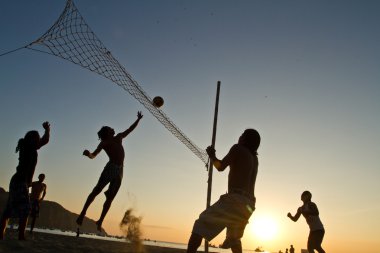 Plaj voleybolu siluetleri Manabi, Ekvator bir plajda