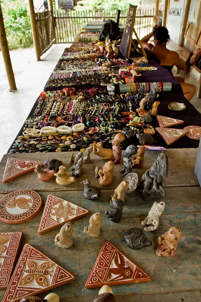 Souvenir stall outside the Agua Blanca Comune Museum in Machalilla National Park, Ecuador — Stock Photo, Image