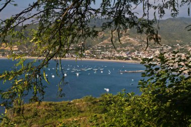 Balıkçı tekneleri Puerto Lopez, Ekvador güzel sahil görünümü