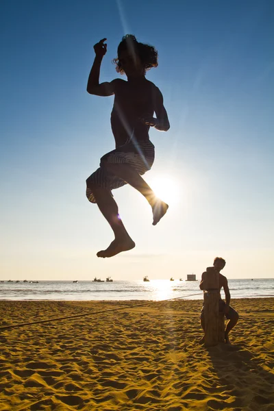 Silueta de joven balanceándose en slackline en una playa en Manabí, Ecuador —  Fotos de Stock