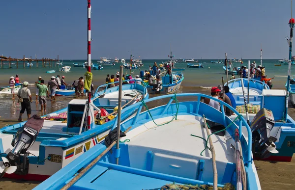 Busy fishermen in the morning along a beach shore, Puerto Lopez, Ecuador — Stock Photo, Image