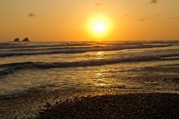 Hisnande utsikt över fantastiska solnedgången i vackra strand, Manabi, Ecuador — Stockfoto