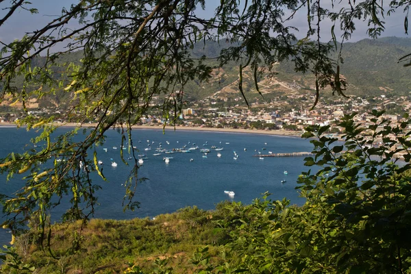 Balıkçı tekneleri Puerto Lopez, Ekvador güzel sahil görünümü — Stok fotoğraf