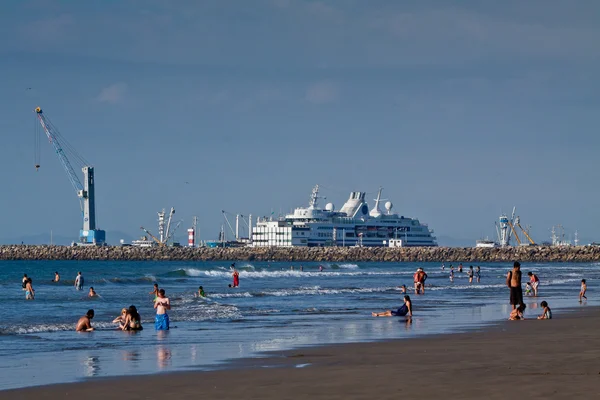 Schöne Aussicht mit Luxuskreuzfahrt im Hafen von Manta, Ecuador — Stockfoto