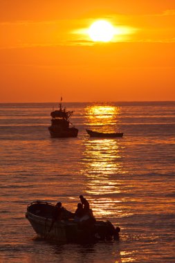 Manabi, Ekvator bir balıkçı kasabasında kıyıdan görülen muhteşem turuncu günbatımı