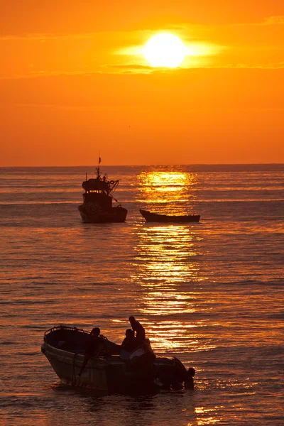 Manabi, Ekvator bir balıkçı kasabasında kıyıdan görülen muhteşem turuncu günbatımı — Stok fotoğraf