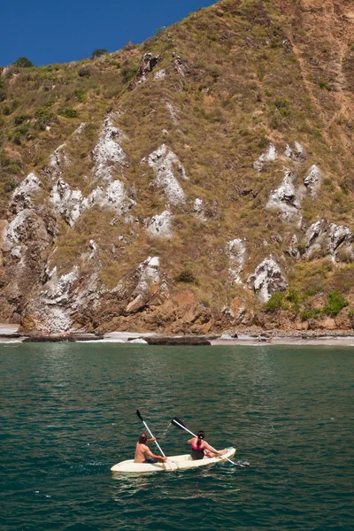 Niezidentyfikowanych turystów korzystających wycieczkę kajakiem w piękny raj plaży, wyspa Salango. Manabi, Ekwador — Zdjęcie stockowe