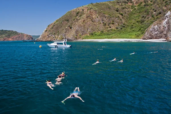 Unidentified tourists enjoying a daytrip snorkeling in beautiful paradise beach, Salango island. Manabi, Ecuador — Stock Photo, Image