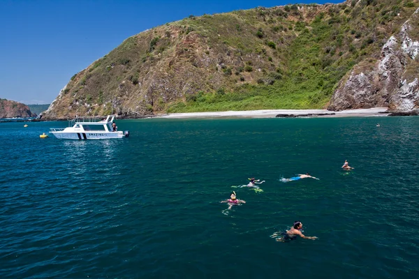 Niezidentyfikowanych turystów korzystających z jednodniowej wycieczki snorkeling w piękny raj plaży, wyspa Salango. Manabi, Ekwador — Zdjęcie stockowe