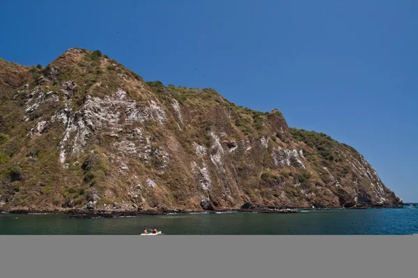 Unidentified tourists enjoying a daytrip kayaking in beautiful paradise beach, Salango island. Manabi, Ecuador — Stock Photo, Image