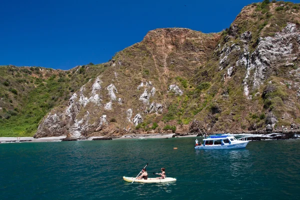 Oidentifierade turister njuter en dagstur kajakpaddling i vackra paradise beach, Salango ön. Manabi, Ecuador — Stockfoto