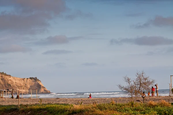 Unbekannte touristen genießen einen tag am strand von puerto lopez, ecuador — Stockfoto