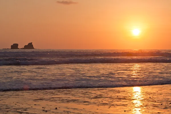 Atemberaubende Landschaft mit Meerblick und orangefarbenem Himmel bei Sonnenuntergang — Stockfoto