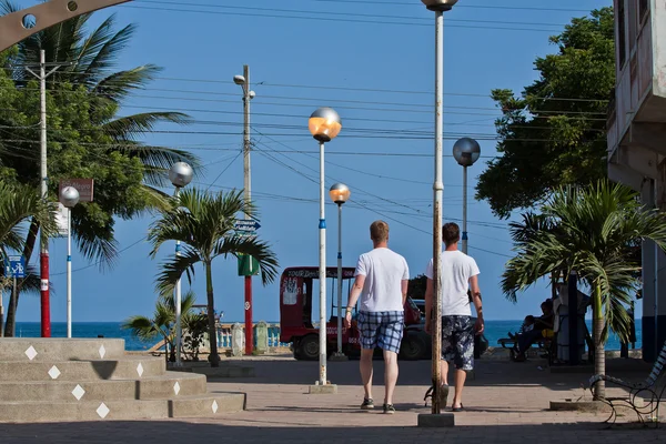 Turisztikai város, Puerto Lopez, Ecuador a fő utcán sétáló azonosítatlan turisták — Stock Fotó