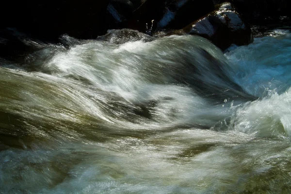 川からの水の動きのクローズ アップ ショット — ストック写真