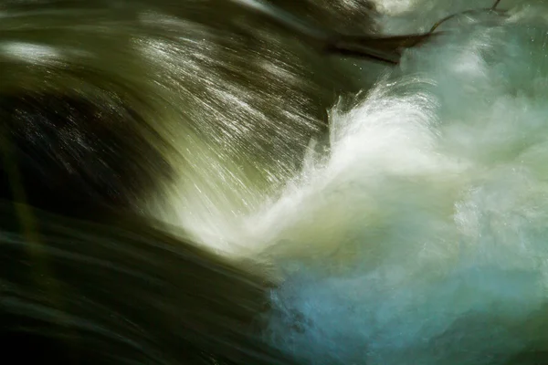川からの水の動きのクローズ アップ ショット — ストック写真