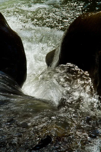 Primer plano del movimiento del agua desde un río — Foto de Stock