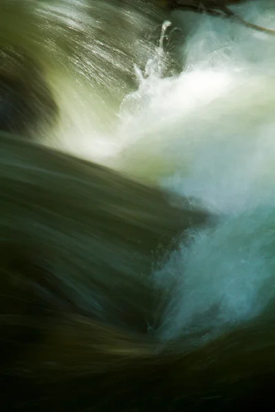 Tiro de close-up de movimento de água de um rio — Fotografia de Stock