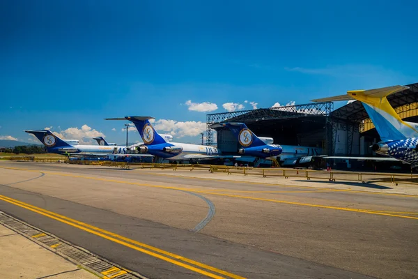 Lineas aereas suramericanas aviones se alinean y hangar en aeropuerto internacional El Dorado Bogotá Colombia — Foto de Stock