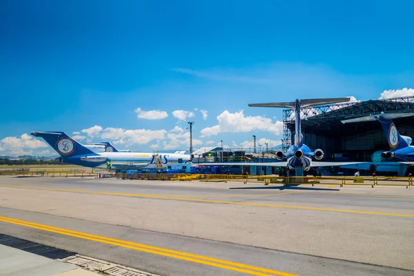 Lineas aereas suramericanas aviones se alinean y hangar en aeropuerto internacional El Dorado Bogotá Colombia — Foto de Stock