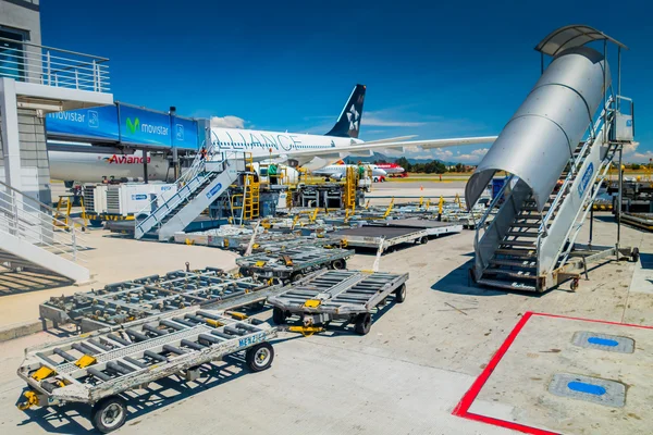 Avianca equipos de apoyo en tierra muñecas y escaleras en aeropuerto internacional el Dorado en Bogotá Colombia — Foto de Stock