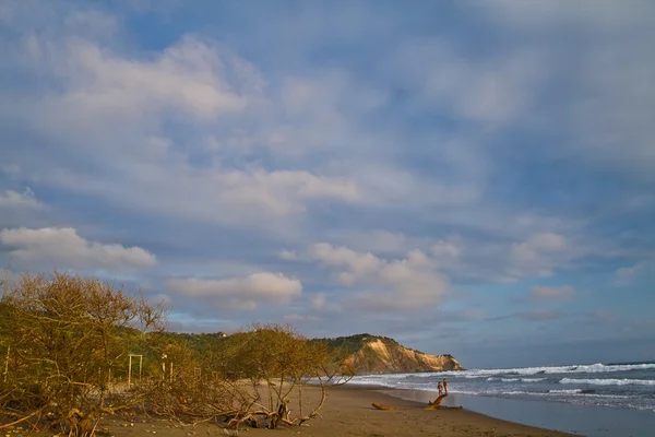 Oidentifierade barn njuter av en dag på stranden i Manabi, Ecuador — Stockfoto