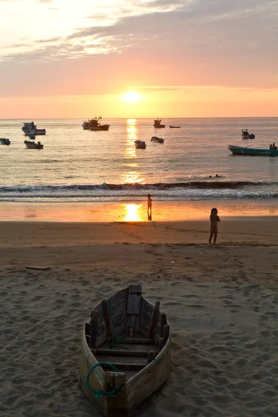 Güzel gün batımı görünümü'nde balıkçı köyü, Manabi, Ecuador — Stok fotoğraf