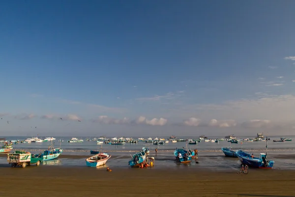 Fishermen boats  along a beach shore, Puerto Lopez, Ecuador — Stock Photo, Image