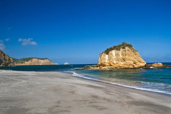 Beau paysage paradisiaque de l'îlot en face de la plage Parc national de Machalilla, Équateur — Photo