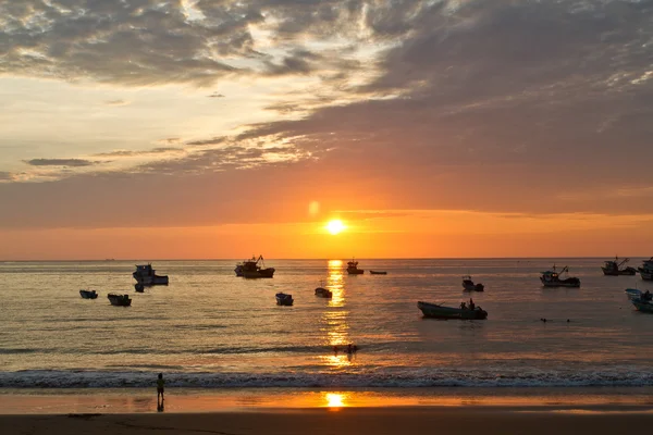 Güzel gün batımı görünümü'nde balıkçı köyü, Manabi, Ecuador — Stok fotoğraf