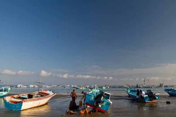 Barcos de pescadores ao longo de uma praia, Puerto Lopez, Equador — Fotografia de Stock